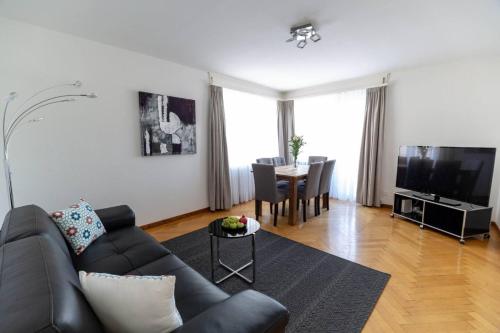 Bright 2 BR flat - Parkview 3