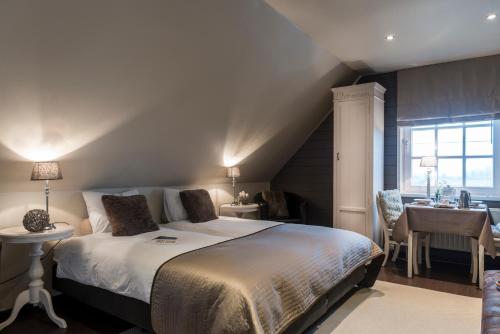 Een bed of bedden in een kamer bij Casa-Cosi, tourist & business flats with reserved parking and private terraces in shared garden with seasonal pool