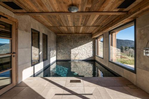 Chalet LImpérial Indoor Pool Sauna Cinema Room & Panoramic Views 1
