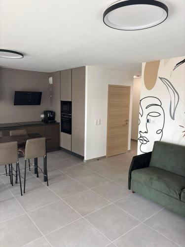 Cannes Ghika Oasis