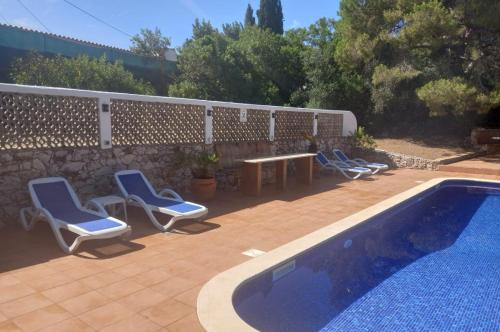 Castelo do Mar, 3 bedroom villa with private pool in large garden, 400m to beach and close to village