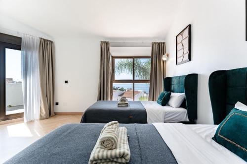 Luxury 3bd coastal house minutes from beach
