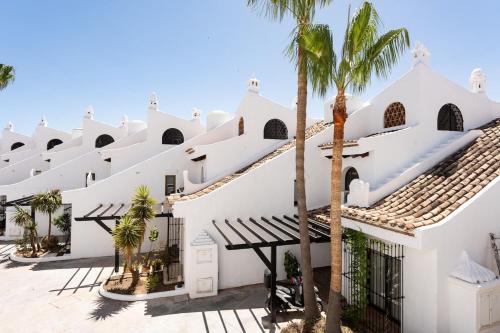Luxury 3bd coastal house minutes from beach