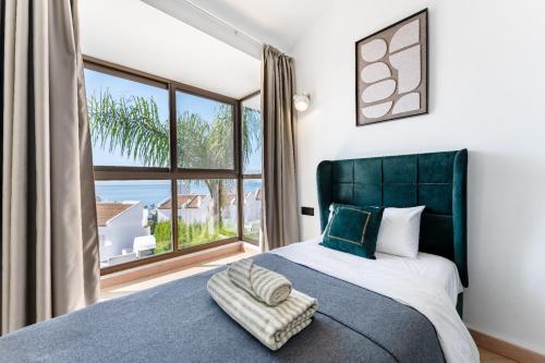 Luxury 3bd coastal house minutes from beach