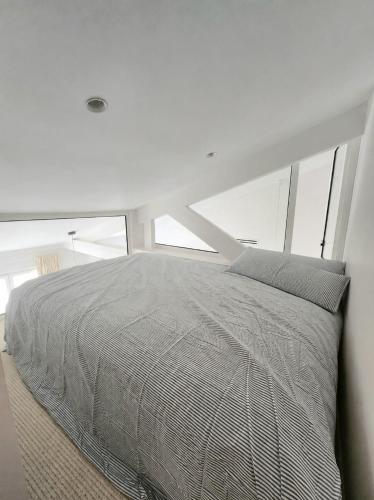 Sunny Top-Floor 2BR in the Heart of Paris 9