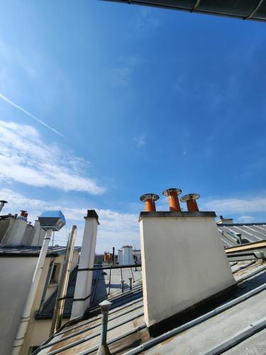 Sunny Top-Floor 2BR in the Heart of Paris 9