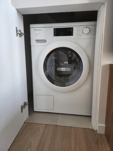 Sunny Top-Floor 2BR in the Heart of Paris 9
