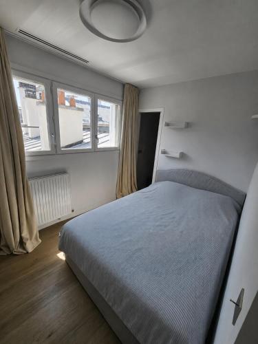 Sunny Top-Floor 2BR in the Heart of Paris 9