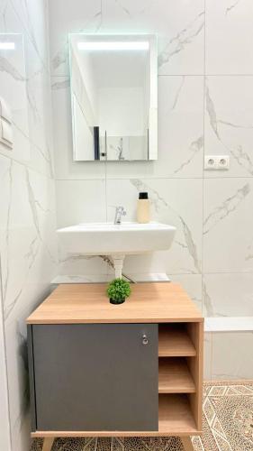 Urban Elegance 4BR 2BA - Fits 10