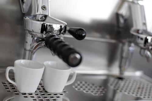 Utensilios para hacer té y café en Hotel Alex
