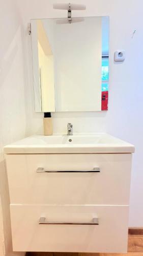 Grand 6BR 3BA Luxury Flat - Fits 14