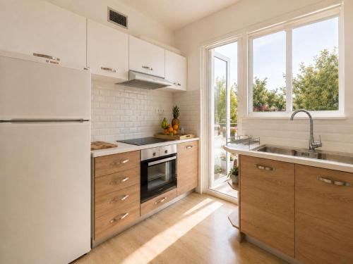 Adelos Maisonette Near Vouliagmeni Beach