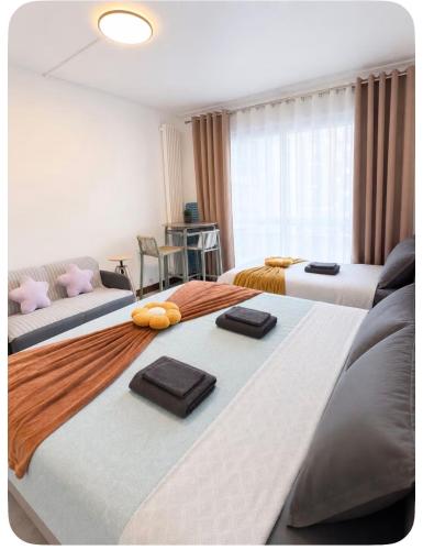 Grand studio Faubourg SaintHonoré Paris 8th