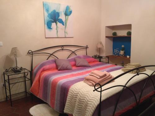 una camera da letto con un letto e asciugamani di B&B L' Albicocco a Gavi