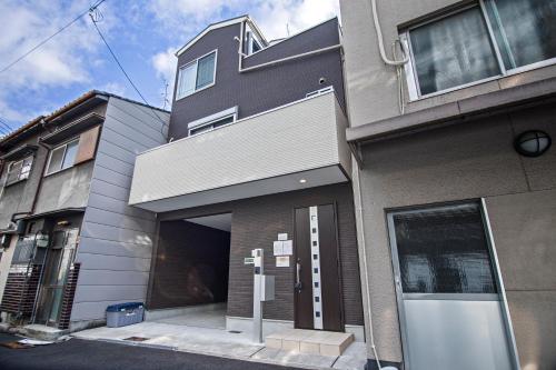 Free Parking! 旅タイム-寺田町 寺田町駅徒歩5分 3階建て一棟貸し 8名用ダイニング 食洗機付きキッチン
