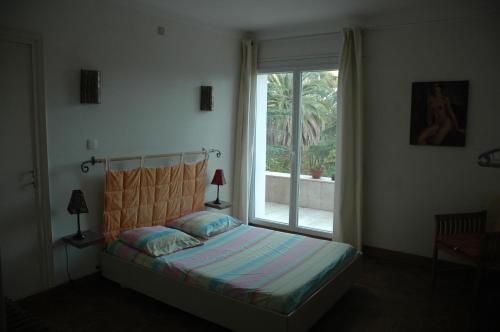 アジャクシオにあるLa Palmaのベッドルーム(ベッド1台、窓付)