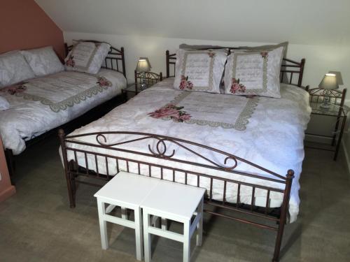 - une chambre avec 2 lits et une table blanche dans l'établissement B&B 22, à Elsegem