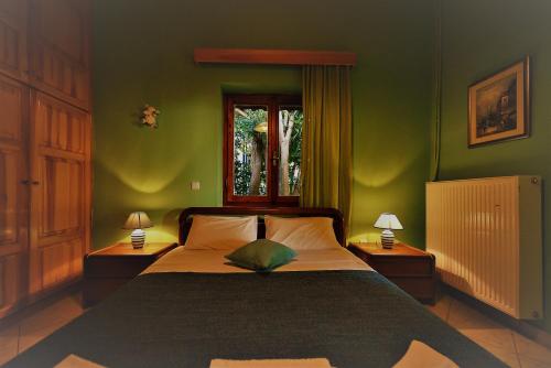 ストウパにあるVilla Onar a stone house with viewの緑の壁のベッドルーム1室(窓付)