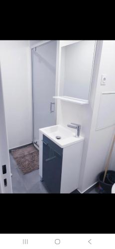Chambre privative, grand arenas, proche aeroport, tram sur place, gare train st Augustin, 2 toilet, 2 cabine shower