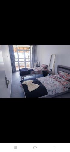 Chambre privative, grand arenas, proche aeroport, tram sur place, gare train st Augustin, 2 toilet, 2 cabine shower