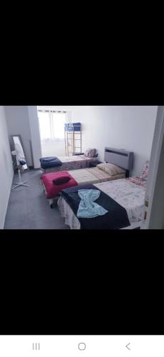 Chambre privative, grand arenas, proche aeroport, tram sur place, gare train st Augustin, 2 toilet, 2 cabine shower