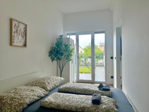 Modern Design Apartment with Garden & Free Parking