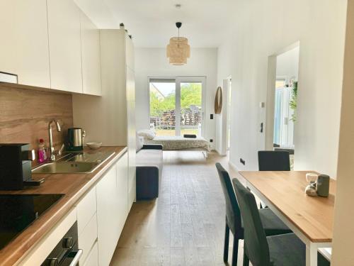Modern Design Apartment with Garden & Free Parking