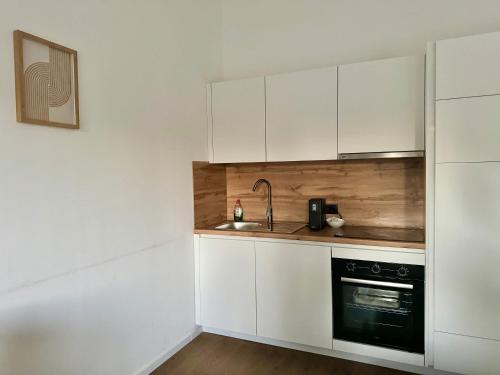 Modern Design Apartment with Free Parking