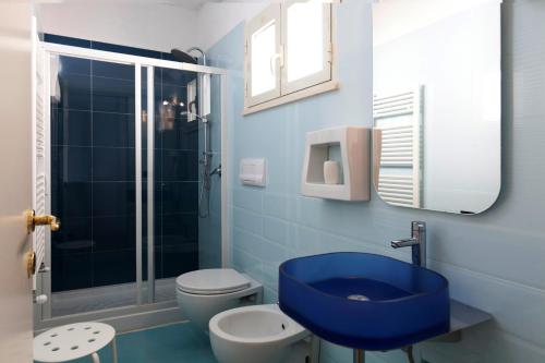 モンテ・アルジェンターリオにあるMy Little Houseの青いバスルーム(トイレ、青いシンク付)