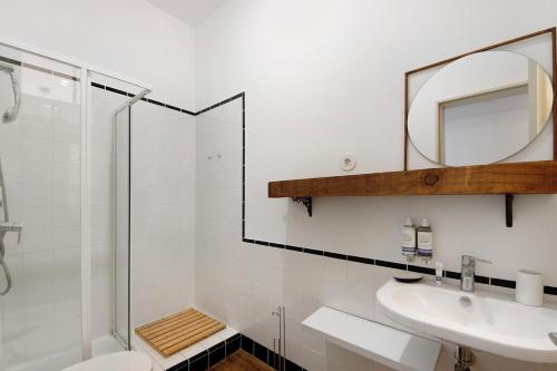 Charming One-Bedroom in Central Porto