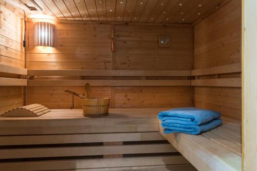 een sauna met een bank in een houten hut bij Casa-Cosi, tourist & business flats with reserved parking and private terraces in shared garden with seasonal pool included in Lokeren