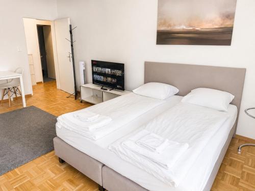 Stylish City Studio at Excellent Location - Art 1