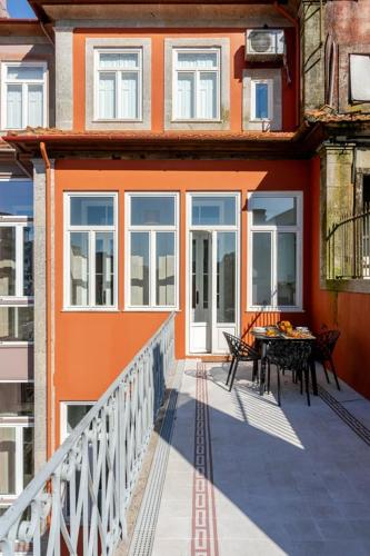 Classic Meets Modern – Downtown Balcony Retreat