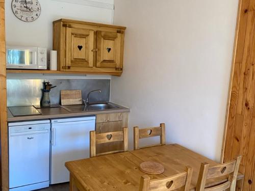 Studio rénové 5 pers · Ski aux pieds · Balcon exposé Sud · Proche commerces - FR-1-346-388