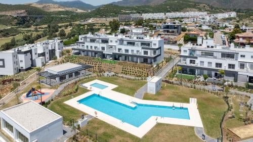 Sea View, Pool, Gym and Playground - Close to Beach and Town