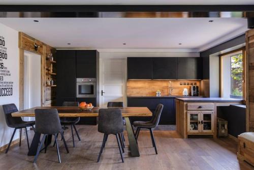 Chalet Benoit - Modern Chalet 8 Pax Free Parking Mountain View - By Cozee Rentals