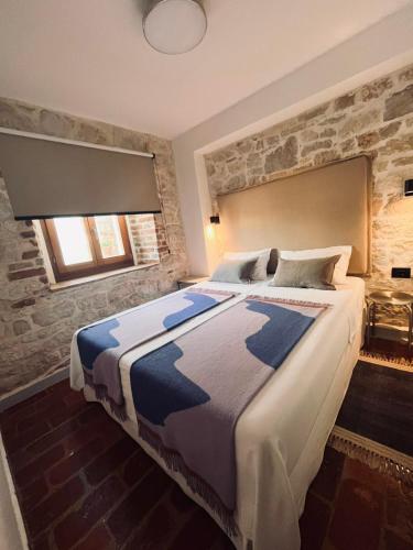 KORONSOVAC House with 4 Apartments