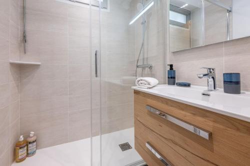 Clos Savoy - New Apartment Close to City center & Free parking - By Cozee Rentals