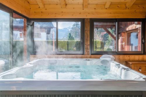 Chalet Altura- 5 Bedrooms - Jacuzzi and Sauna - By Cozee Rentals
