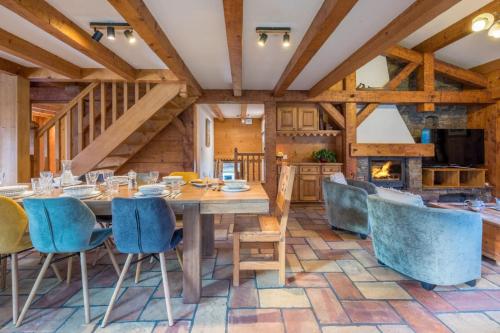 Chalet Altura- 5 Bedrooms - Jacuzzi and Sauna - By Cozee Rentals