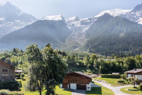 Chalet Altura- 5 Bedrooms - Jacuzzi and Sauna - By Cozee Rentals