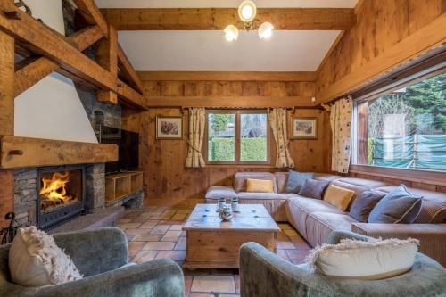 Chalet Altura- 5 Bedrooms - Jacuzzi and Sauna - By Cozee Rentals