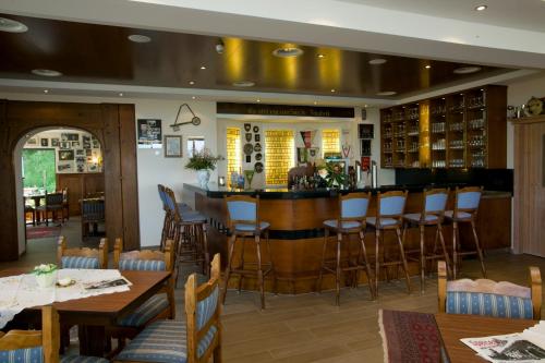 ヴィンターベルクにあるBobhaus Winterbergのバー、テーブル、椅子が備わるレストラン