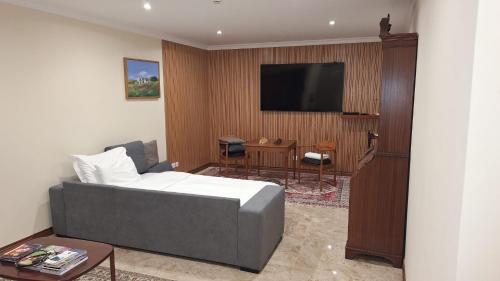 Theo's City House