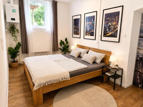 Urban Hideaway - Stylish Downtown Apartment