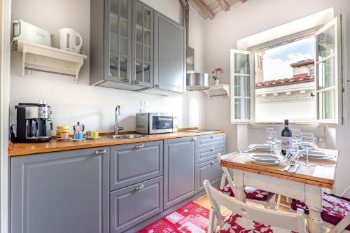Modern Apt x4 SMN, 5 mins from Duomo, AC & Wi-Fi