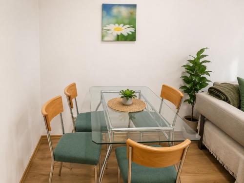 Gutbau com, Whole Apartment 4u, Self-Check-in, Top-Location, Underground & Shops under window, 3-5min Walking to Swimming & footbal Stadion, Wake-up in sunshine