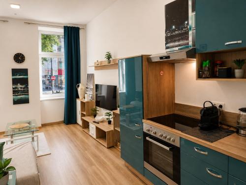 Gutbau com, Whole Apartment 4u, Self-Check-in, Top-Location, Underground & Shops under window, 3-5min Walking to Swimming & footbal Stadion, Wake-up in sunshine