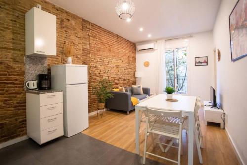 2sic1033 Bright flat near Sagrada Familia