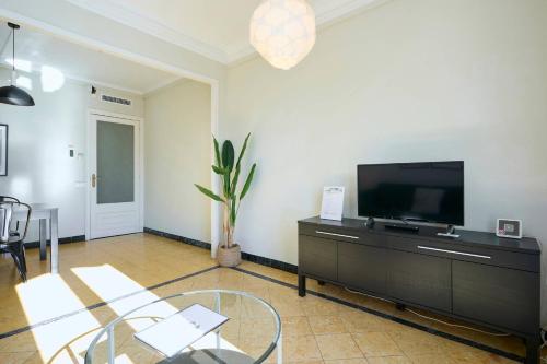 63par1016 Large and bright apartment in Paralel